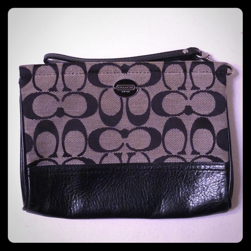 Never used coach wristlet. Amazing condition.